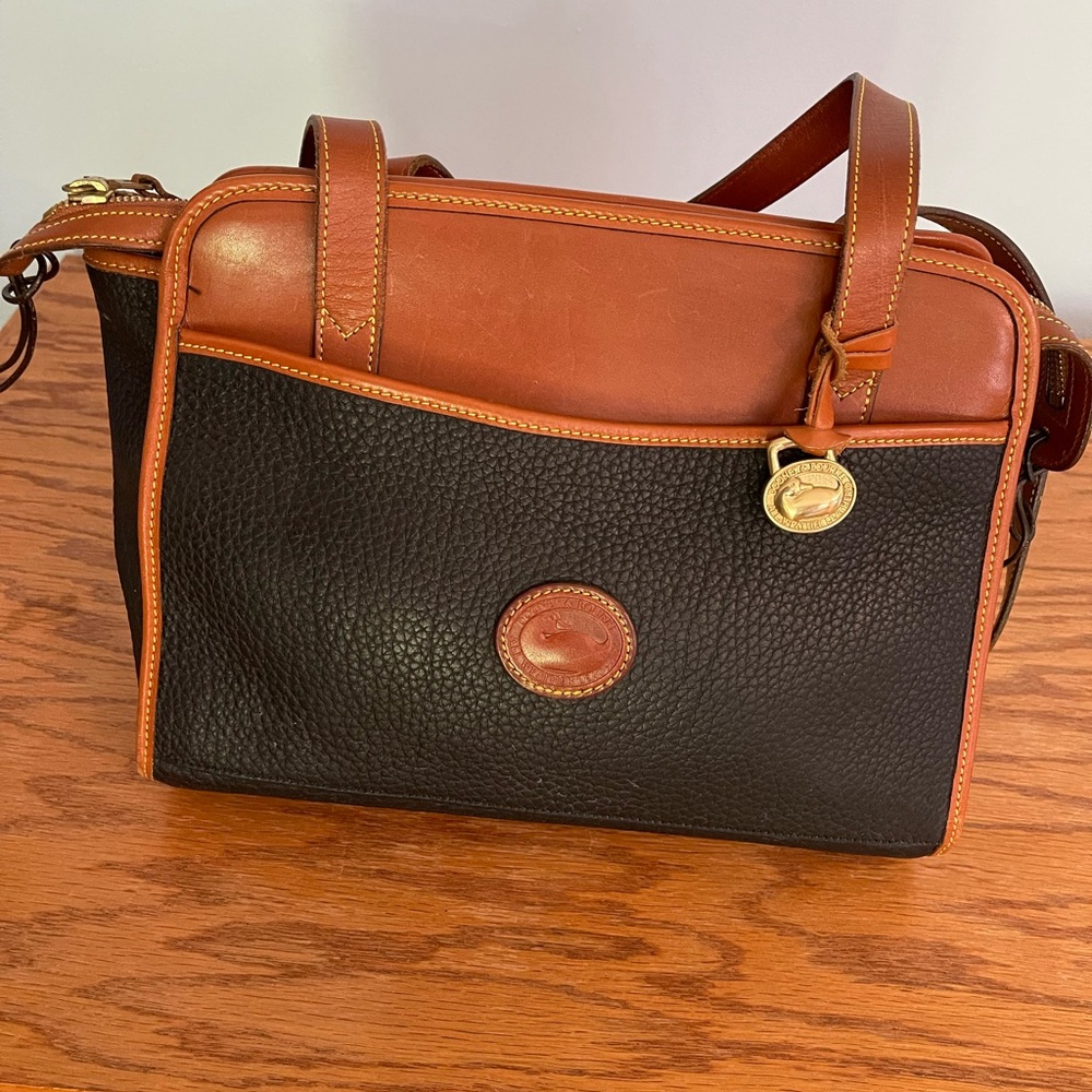 SOLD!!    Very nice Dooney & Bourke Navy/Tan Leather Pebble Grain Purse - Picture 3 of 8